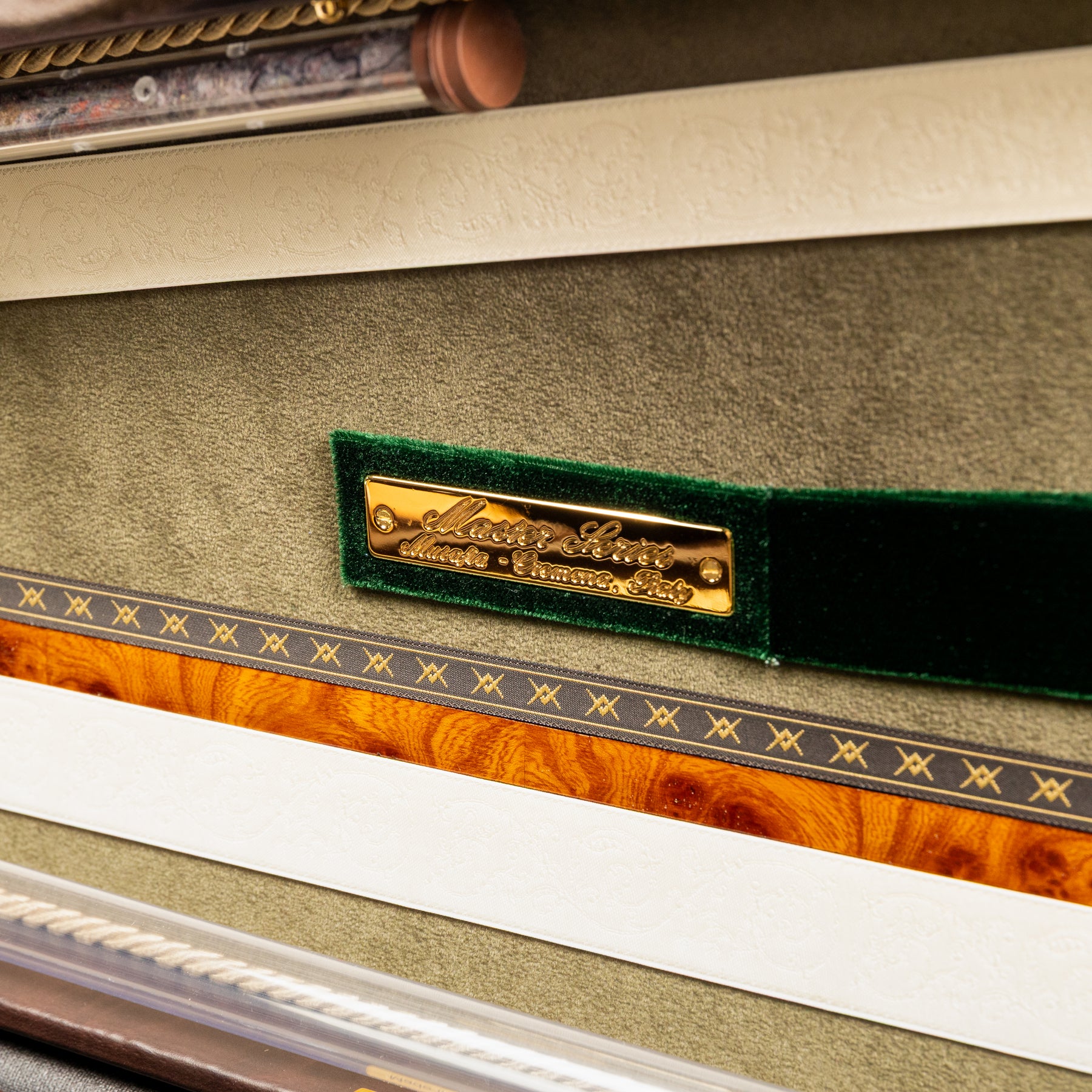 Musafia Master Series Exclusive Dart Violin Case Green Interior, Logo Plate Close-Up
