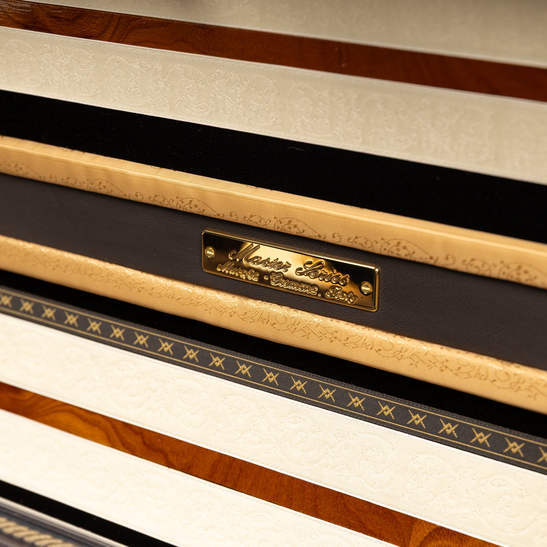 Musafia Master Series Aureum Violin Case Chocolate Interior, Logo Plate Close-Up