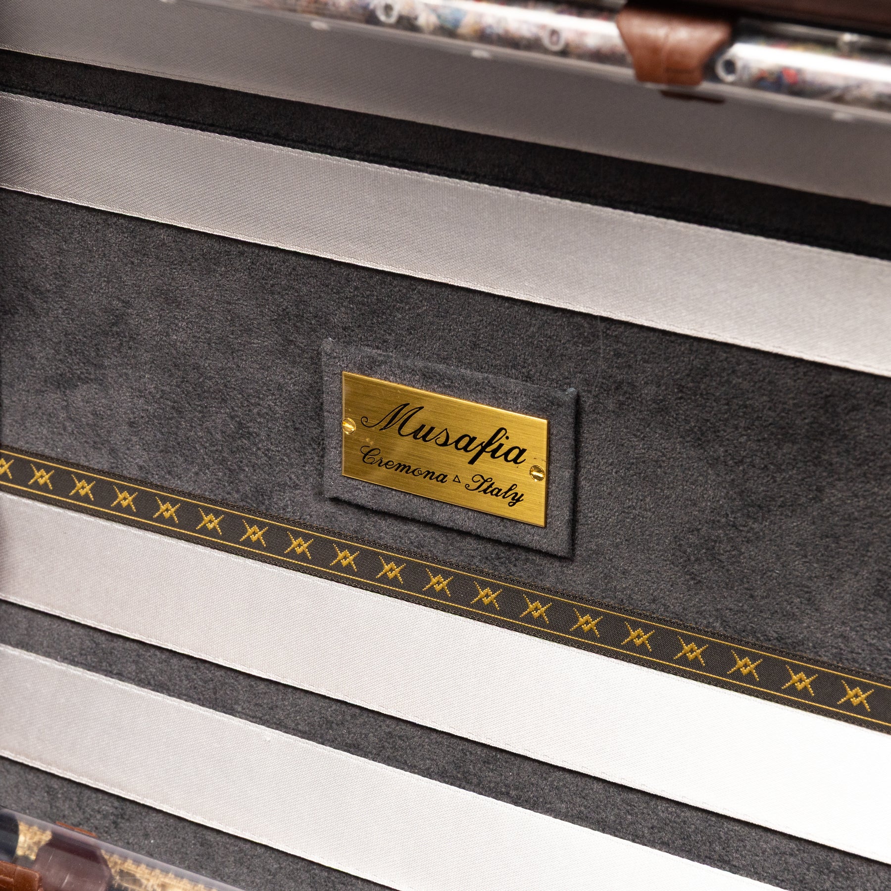 Musafia Momentum Violin Case Grey Interior, Logo Plate Close-Up